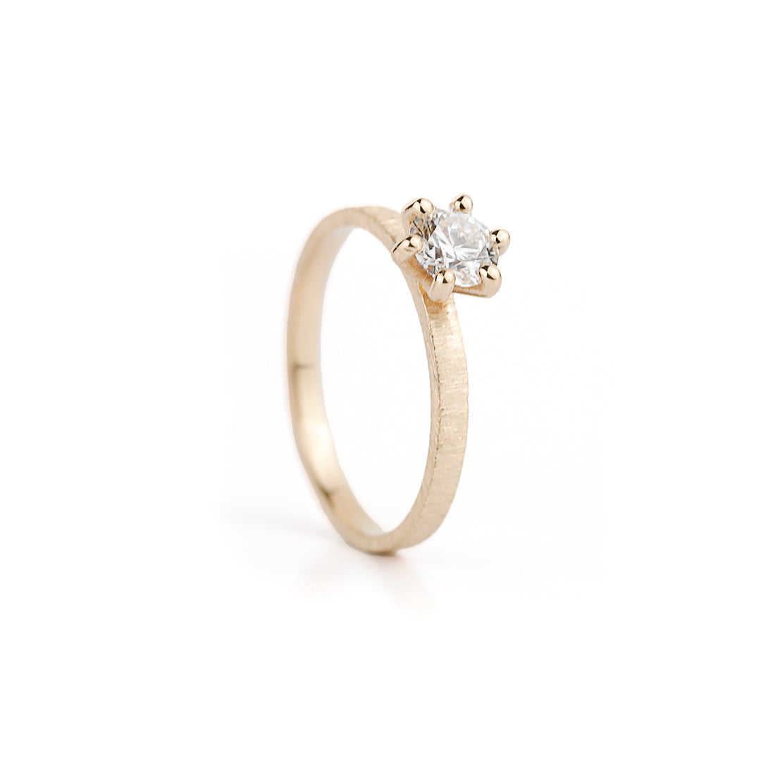 Verlovingsring in geelgoud ice matte afwerking 0,50ct