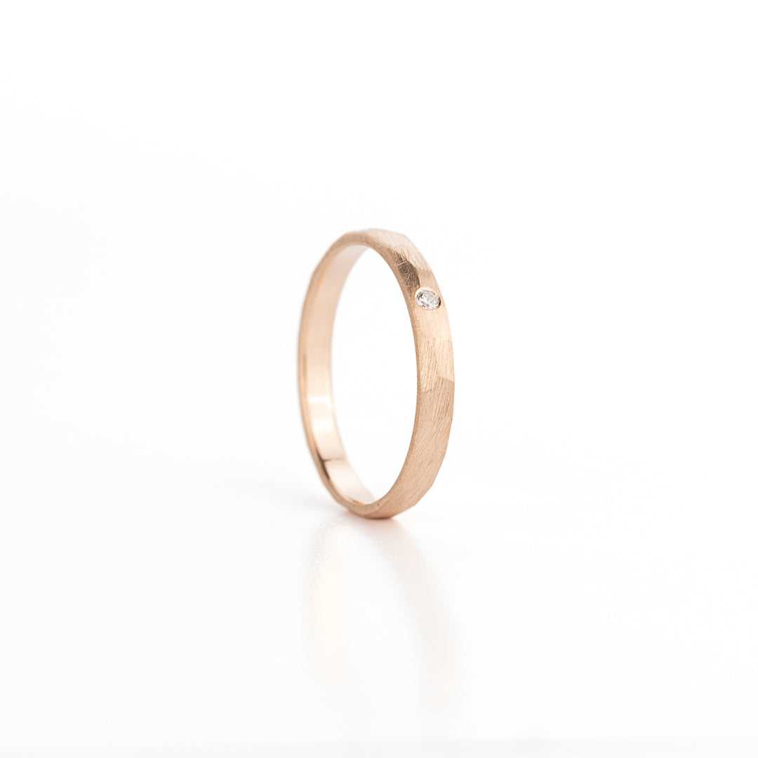 Handgemaakte trouwring met diamantaccent – stAen Antwerpen