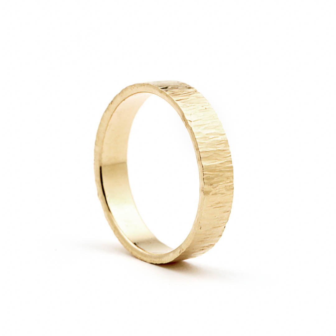 Handgemaakte trouwring Structure – goud met karakter