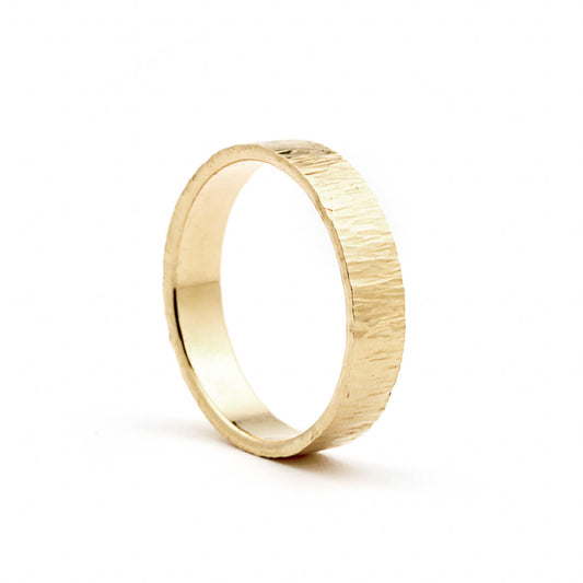 Handgemaakte trouwring Structure – goud met karakter