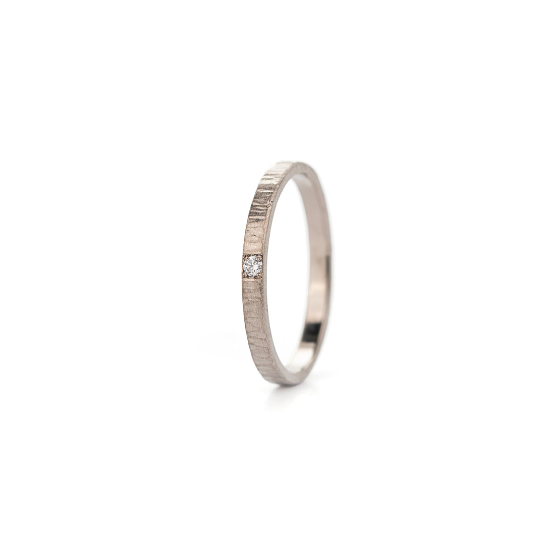 Handgemaakte trouwring met diamantaccent – stAen Antwerpen