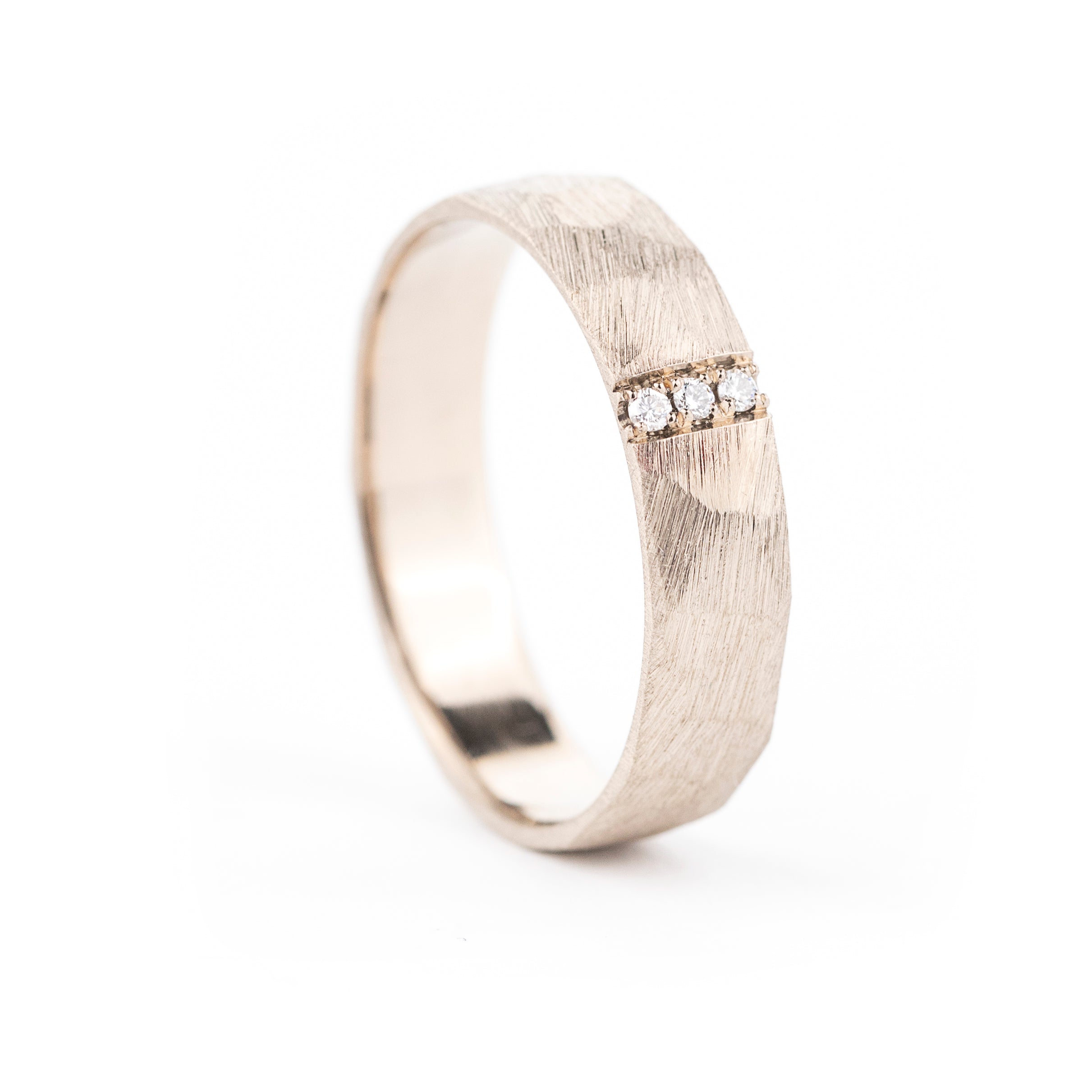 Handgemaakte trouwring met diamantaccent – stAen Antwerpen