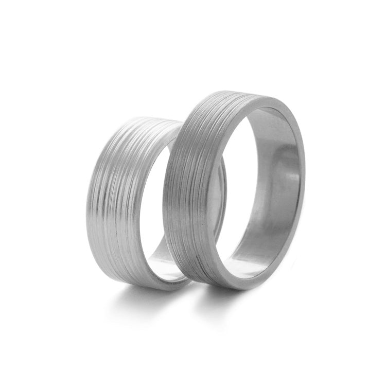 Strakke trouwringen in witgoud – ambachtelijk ontwerp van stAen