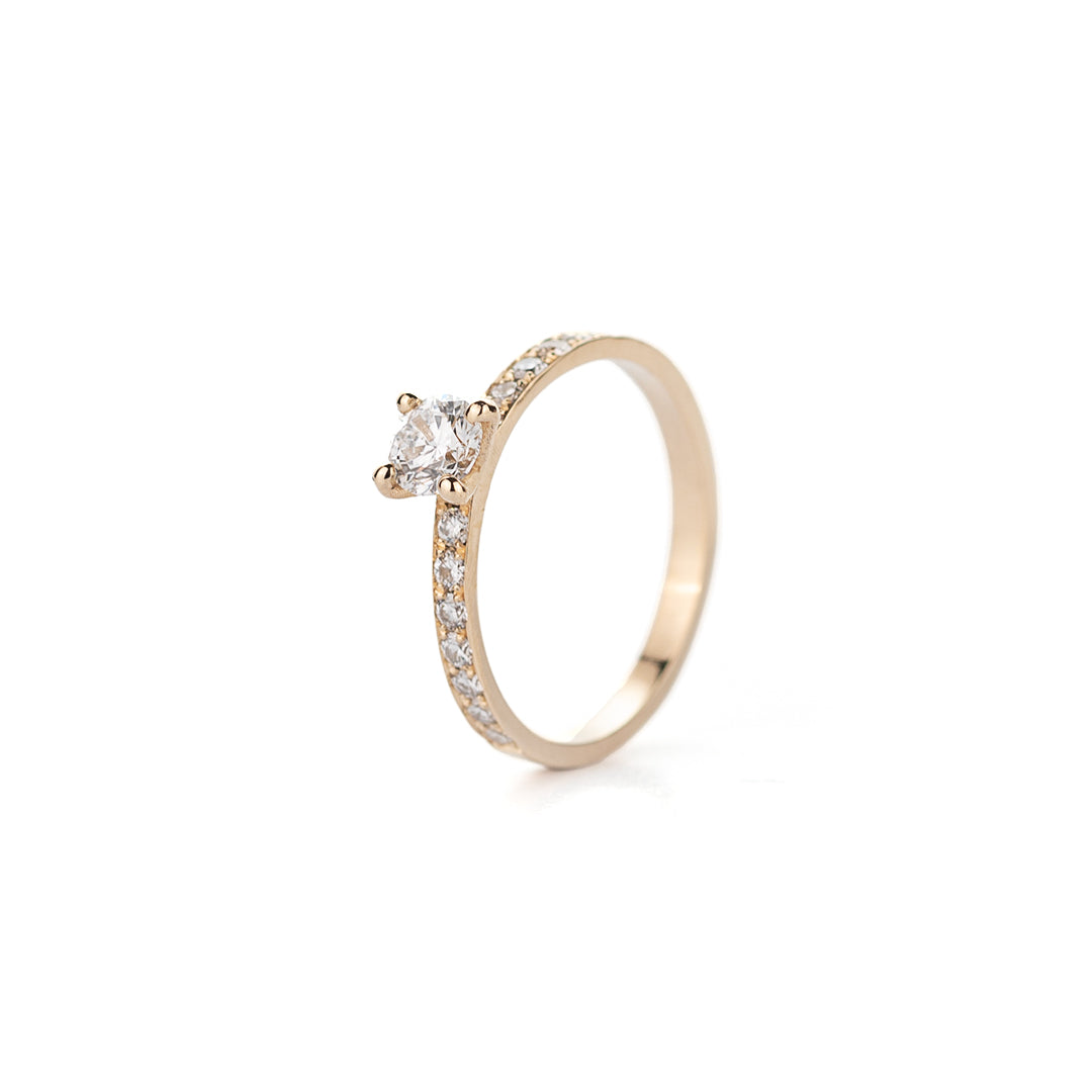 Handgemaakte verlovingsring in geelgoud met diamant – stAen