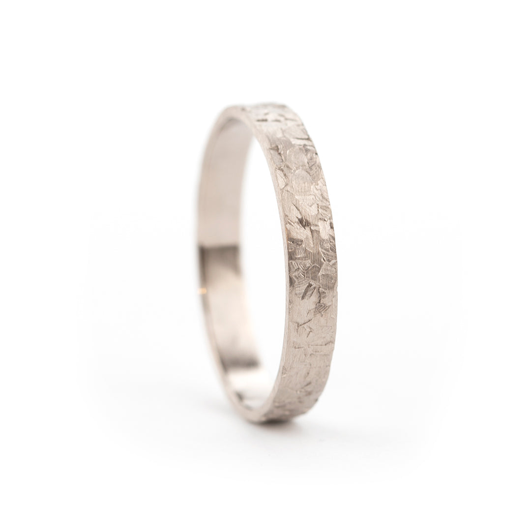 Trouwring in witgoud, blokjesstructuur, 4mm breed