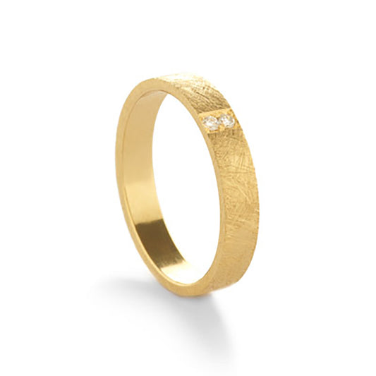 Trouwring in geelgoud, 4mm breed, ice matt, 2 diamantjes
