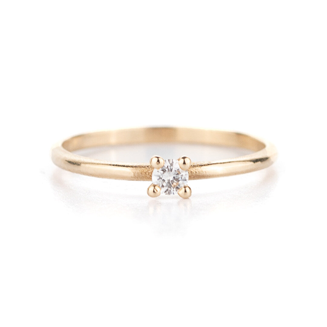 Een fijne geelgouden verlovingsring met een kleine diamant