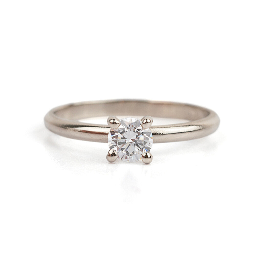 Een witgouden verlovingsring met één diamant
