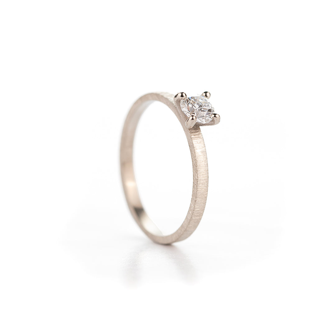 Verlovingsring in witgoud, matte afwerking, diamant 0.40ct