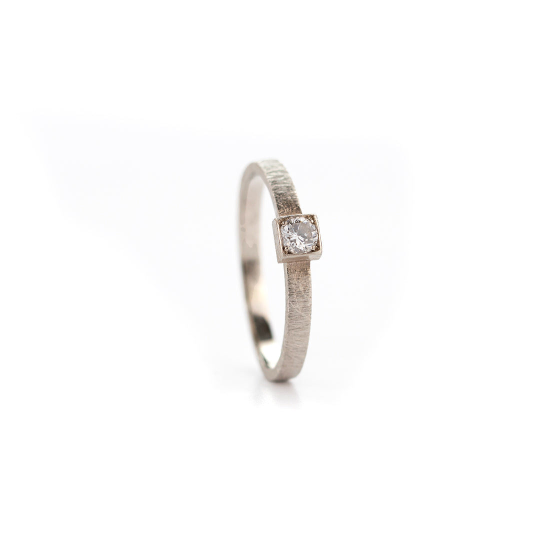 Verlovingsring in witgoud, matte afwerking, diamant 0.20ct