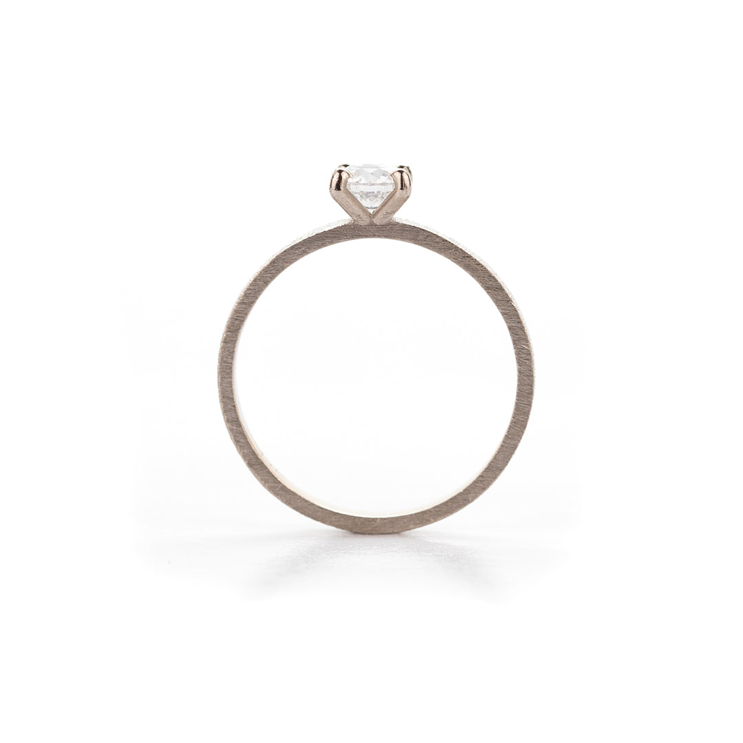 Verlovingsring in witgoud, matte afwerking, diamant 0.40ct