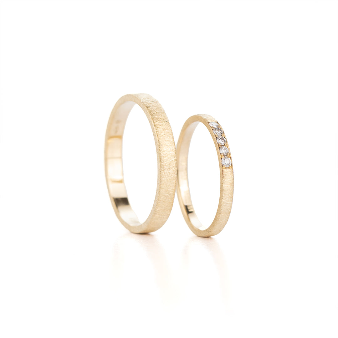 Handgemaakte trouwring in geelgoud – tijdloos design van stAen Antwerpen