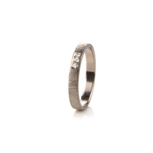 Trouwring in witgoud, ice matt afwerking, 3mm breed, 3 diamantjes