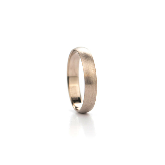Trouwring in witgoud, zacht matte afwerking, 4mm breed, bolle ring