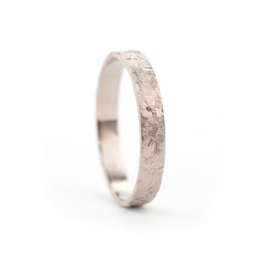 Trouwring in witgoud, blokjesstructuur, 4mm breed